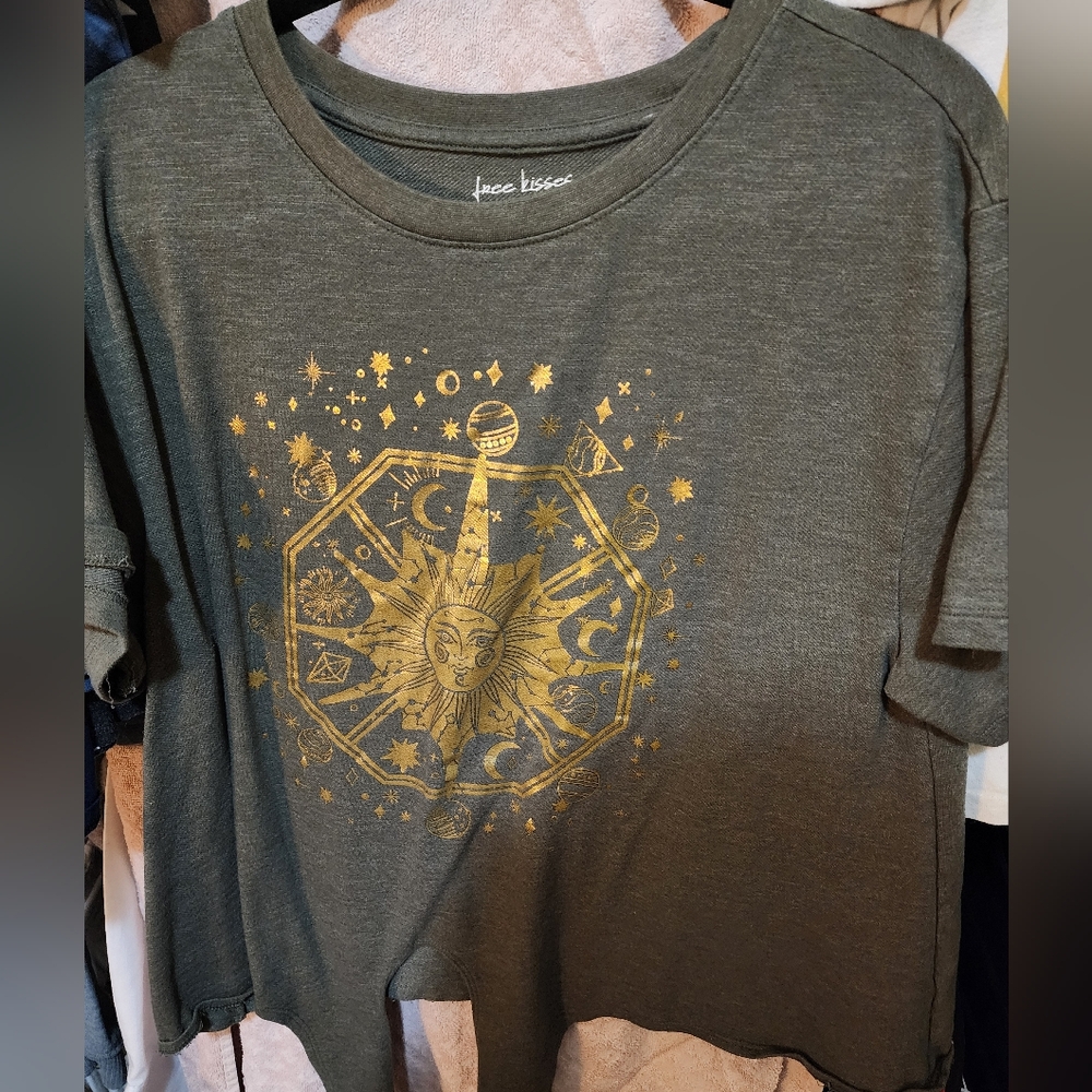 Free kisses 1x green and gold shirt